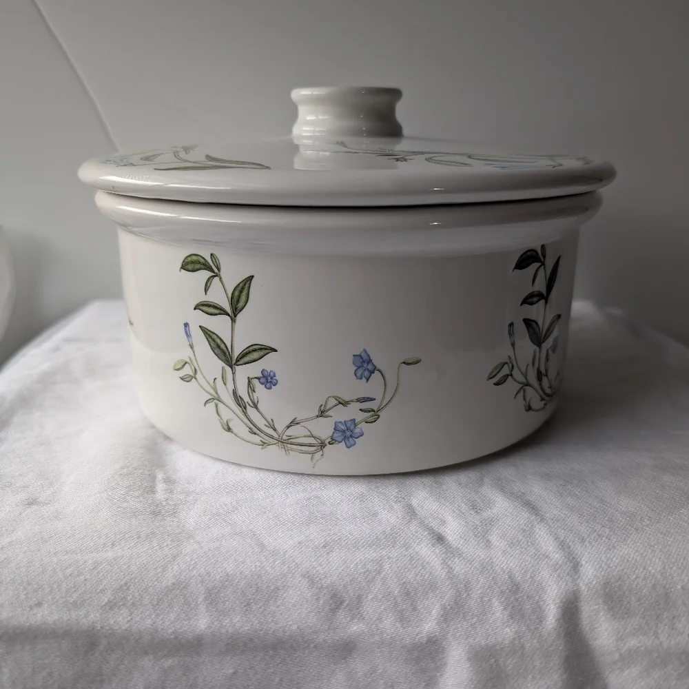 Portmeirion Queen's Hidden Garden Periwinkle Blue Floral Casserole Pot & Cover - Picture 2 of 14
